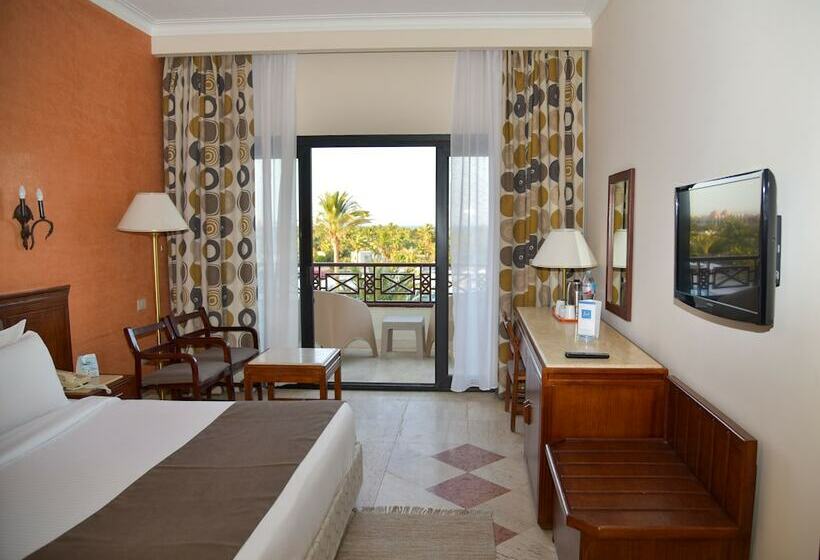 اتاق استاندارد با چشم‌انداز استخر, Pharaoh Azur Resort