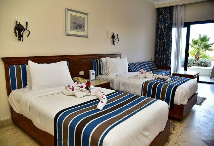 اتاق استاندارد با چشم‌انداز استخر, Pharaoh Azur Resort