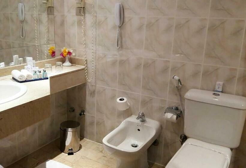 اتاق استاندارد سه تخته با چشم‌انداز استخر, Pharaoh Azur Resort