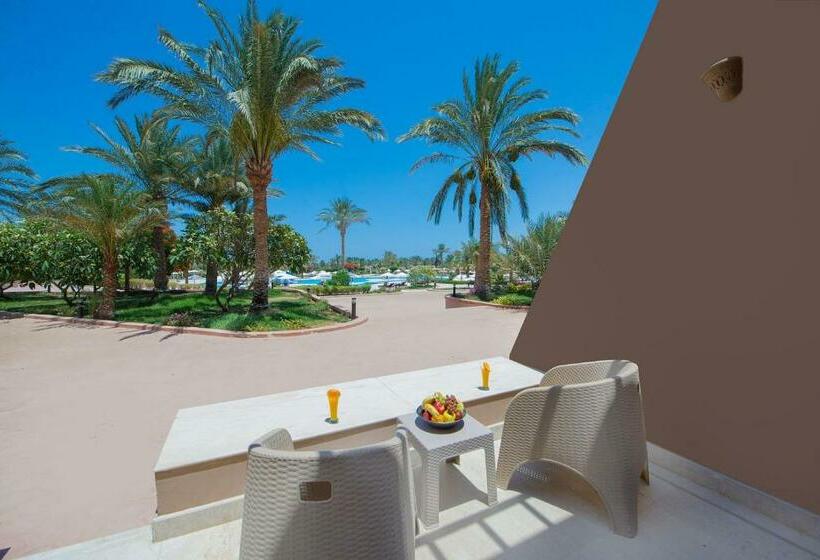 اتاق استاندارد سه تخته با چشم‌انداز استخر, Pharaoh Azur Resort