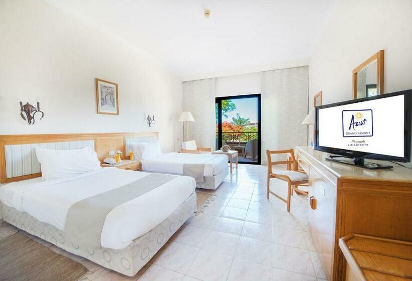 اتاق استاندارد سه تخته با چشم‌انداز باغ, Pharaoh Azur Resort