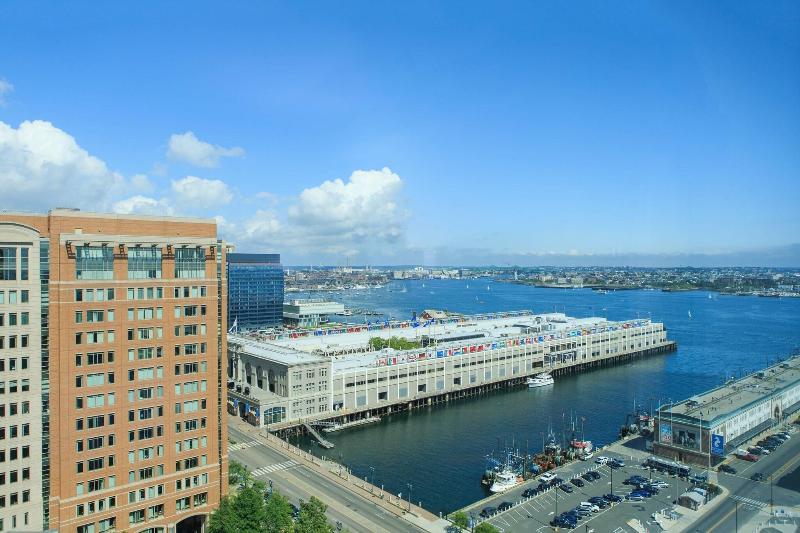 带双人大床的行政管理套房, Renaissance Boston Seaport