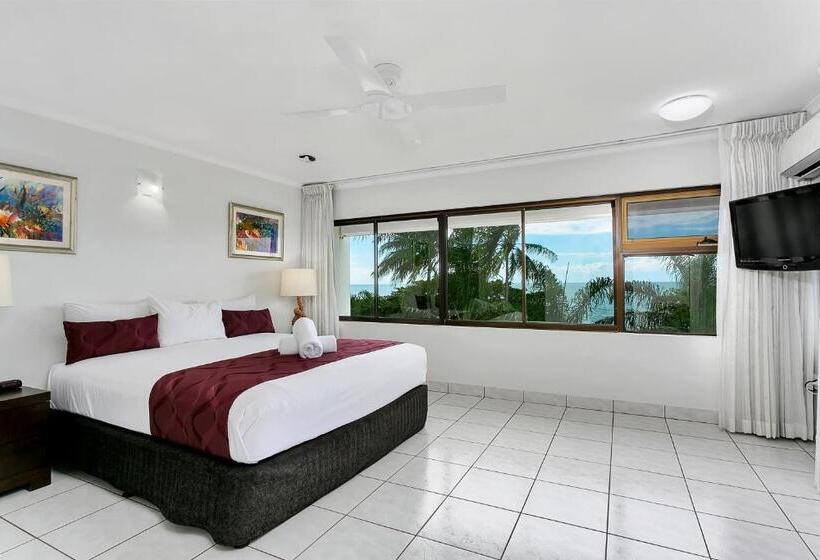 Superior 3-bedroom flat with sea view, Roydon Beachfront Apartments