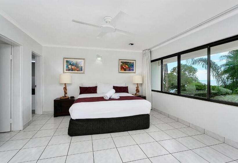 Superior 3-bedroom flat with sea view, Roydon Beachfront Apartments