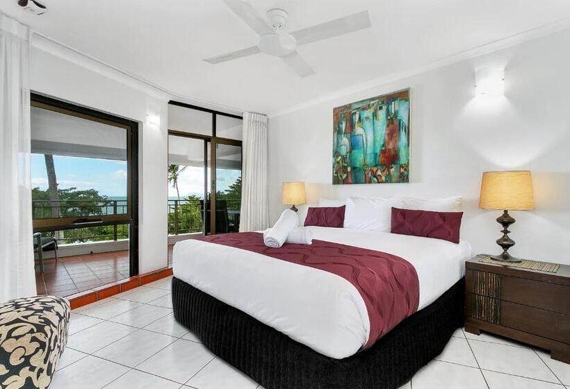 Superior 3-bedroom flat with sea view, Roydon Beachfront Apartments