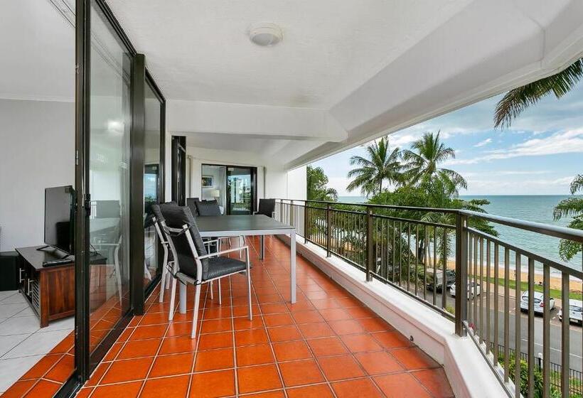 Superior 3-bedroom flat with sea view, Roydon Beachfront Apartments