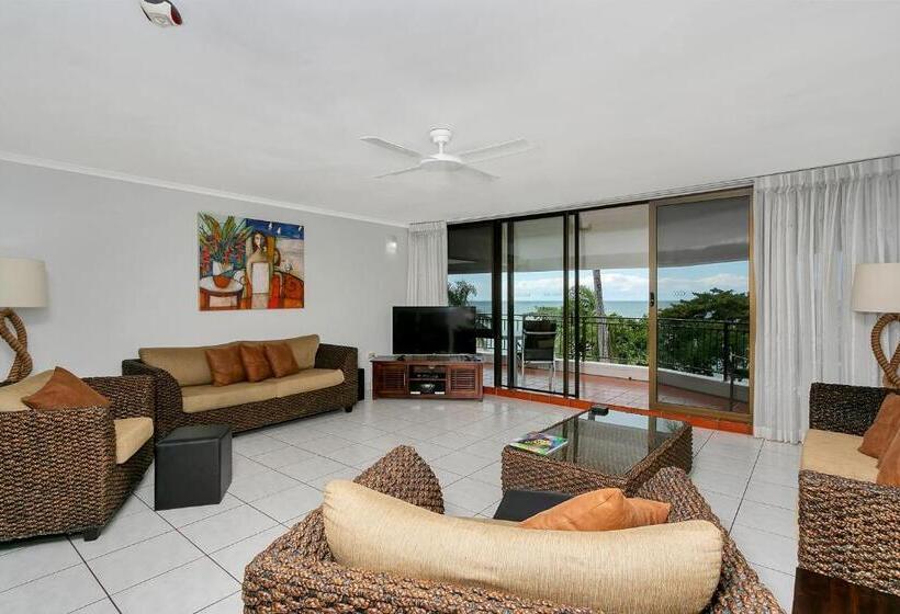 Superior 3-bedroom flat with sea view, Roydon Beachfront Apartments