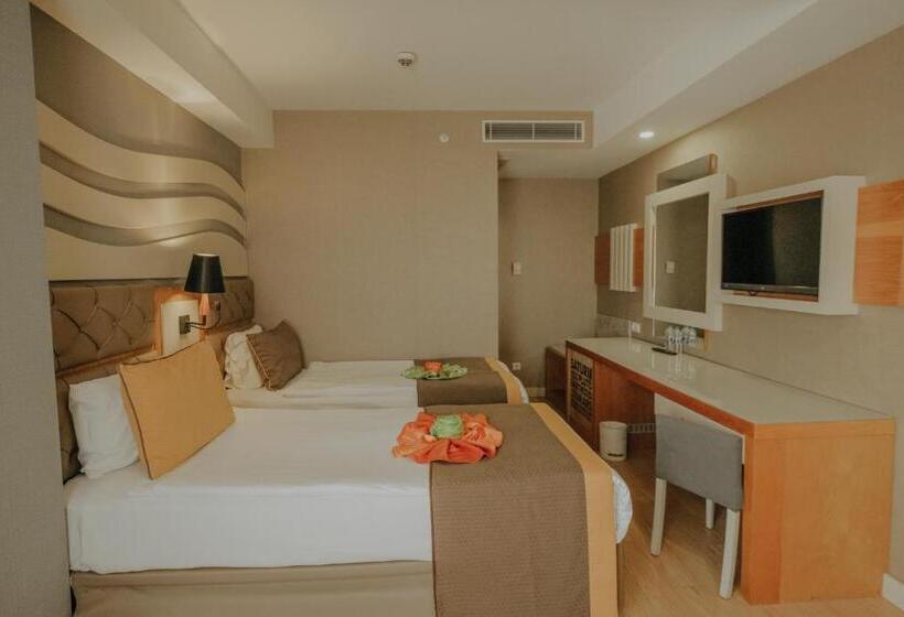 اتاق خانوادگی با چشم‌انداز کوه, Saturn Palace Resort   All Inclusive