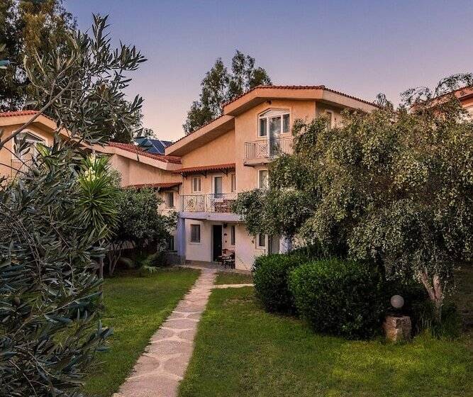 ویلای استاندارد با چشم‌انداز باغ, The Small Village