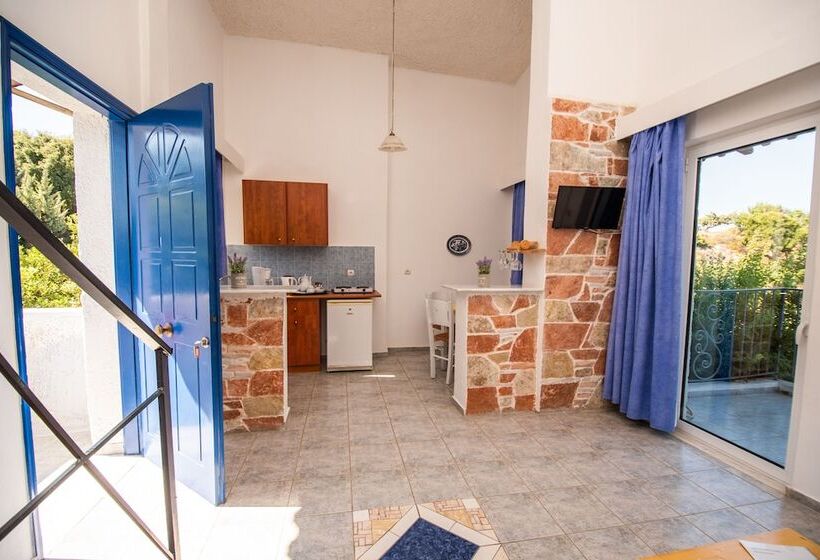 ویلای استاندارد با چشم‌انداز باغ, The Small Village