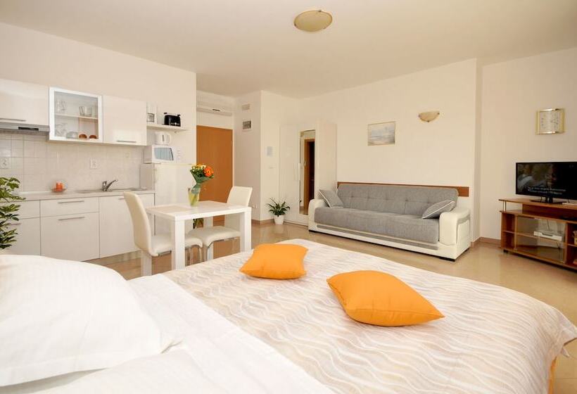 스탠다드 발코니 스튜디오, Apartmani Trogir