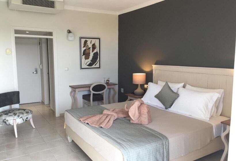 Deluxe Room, Kassandra Mare