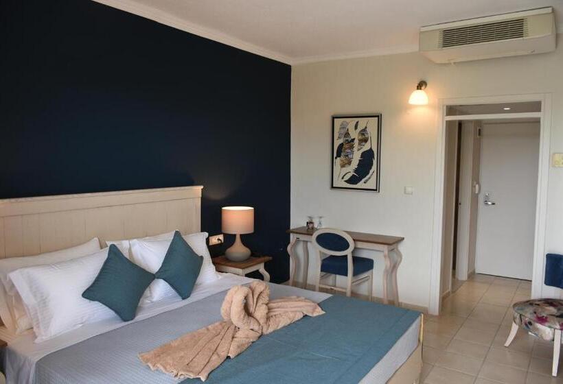 Deluxe Room, Kassandra Mare