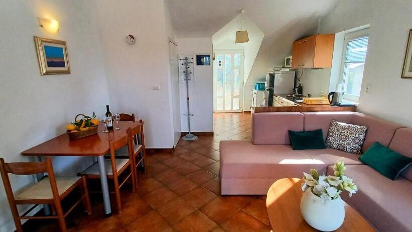 آپارتمان 1 خوابه با بالکن و چشم‌انداز دریا, Villa Elly