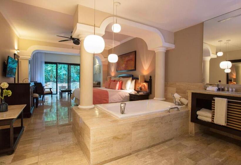 سوئیت جونیور با چشم‌انداز باغ, Grand Palladium White Sand Resort & Spa   All Inclusive