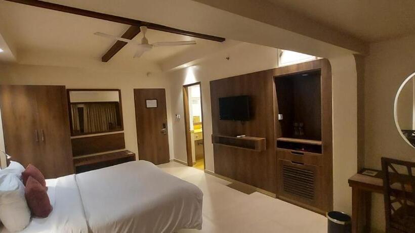 اتاق لوکس, Lemon Tree Amarante Beach Resort, Goa