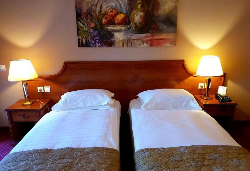 اتاق استاندارد سه نفره, Royal Hotel Thessaloniki