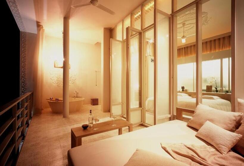 اتاق لوکس با بالکن, Sala Phuket Mai Khao Beach Resort