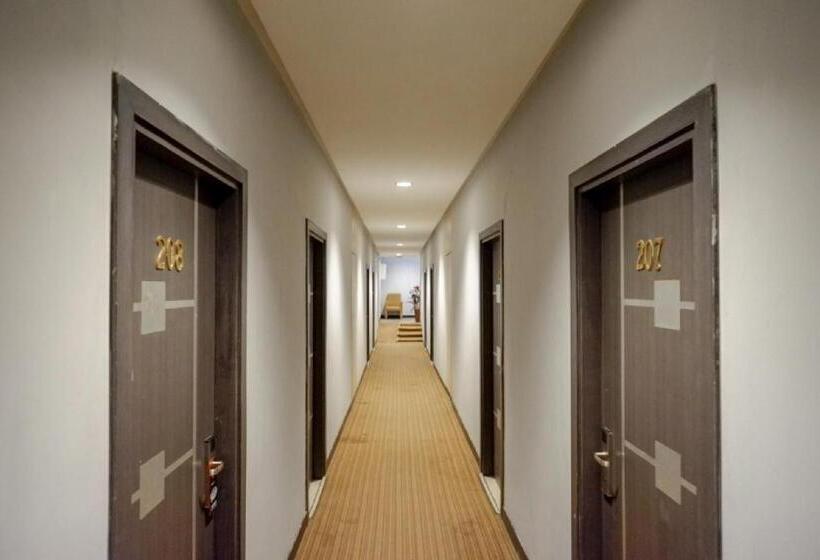 اتاق لوکس, Reddoorz Plus Near Hotel Benua Kendari