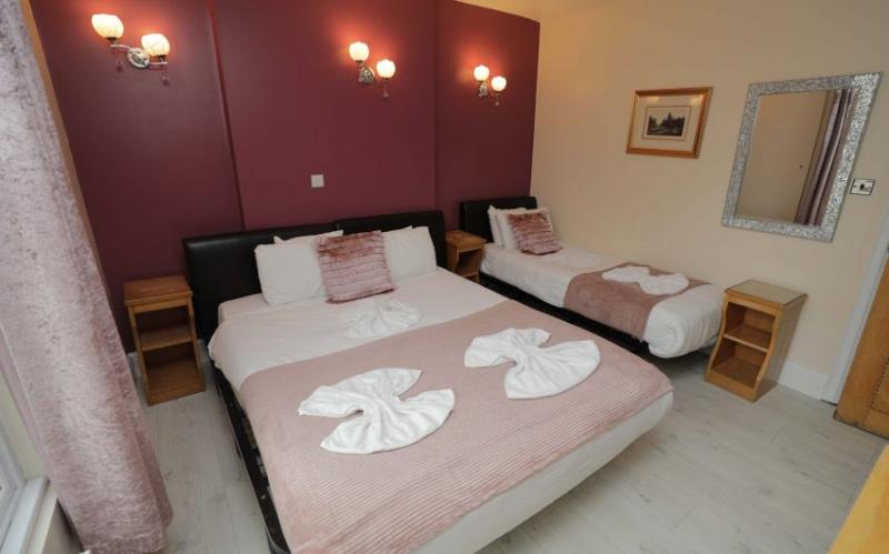 اتاق استاندارد سه نفره, Holland Inn