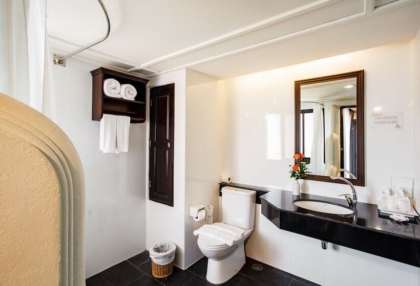 اتاق لوکس, Raming Lodge