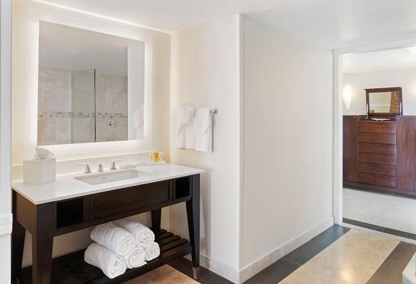 سوییت با چشم‌انداز دریا, Hilton Rose Hall An All Inclusive Resort