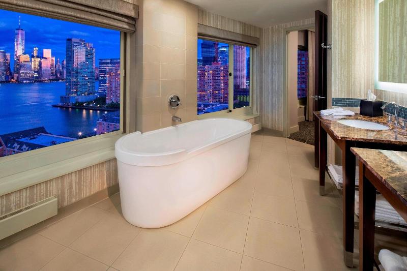 اتاق لوکس با تخت بزرگ, The Westin Jersey City Newport