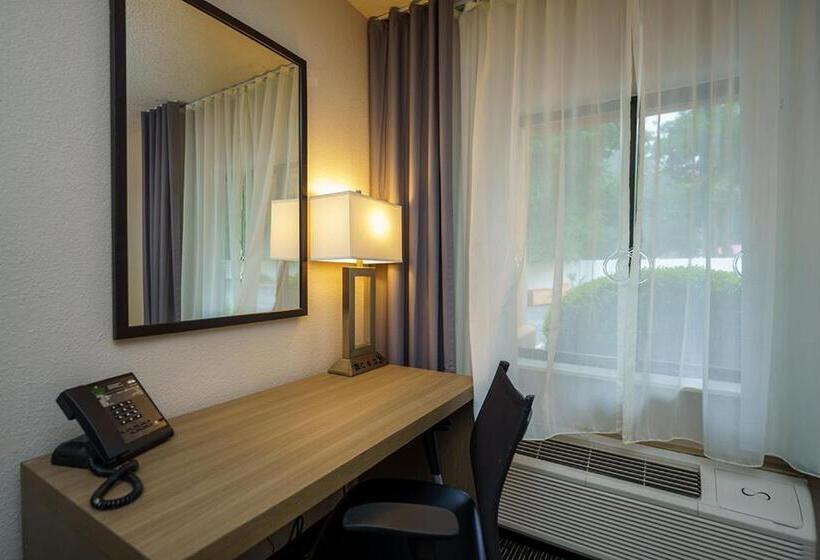 Standard Room Adapted for people with reduced mobility, Wingate By Wyndham Brunswick