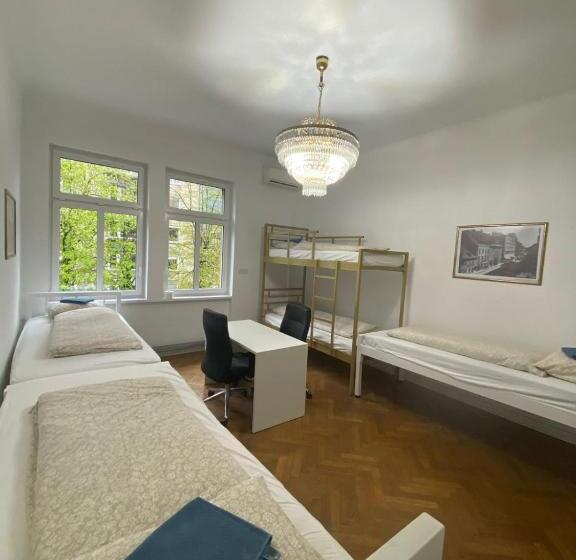 اتاق استاندارد چهارنفره با بالکن, Rooms Miklošičeva