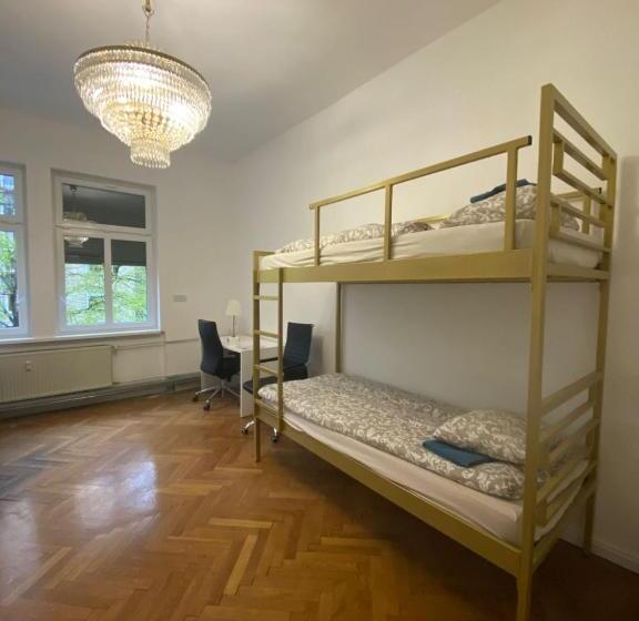 اتاق استاندارد چهارنفره با بالکن, Rooms Miklošičeva
