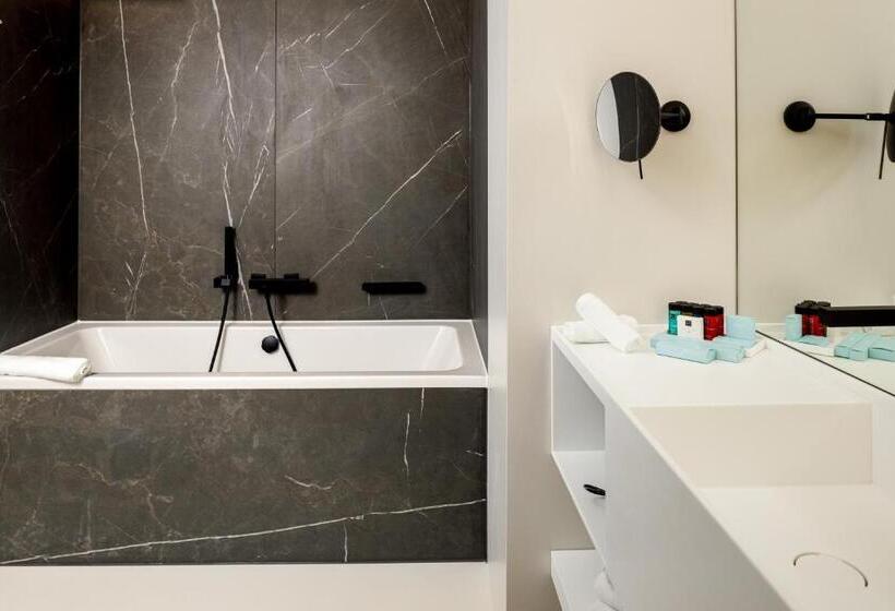 اتاق استاندارد با تخت بزرگ, Qosmo Brasov