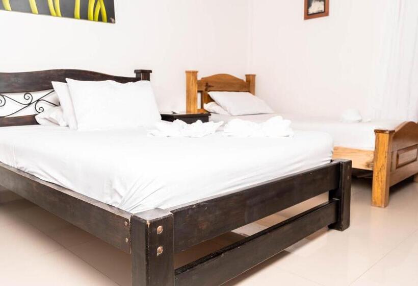 اتاق ساده سه‌ نفره, Finca Hotel La Quinta De Torrione