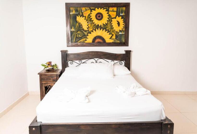 اتاق ساده سه‌ نفره, Finca Hotel La Quinta De Torrione