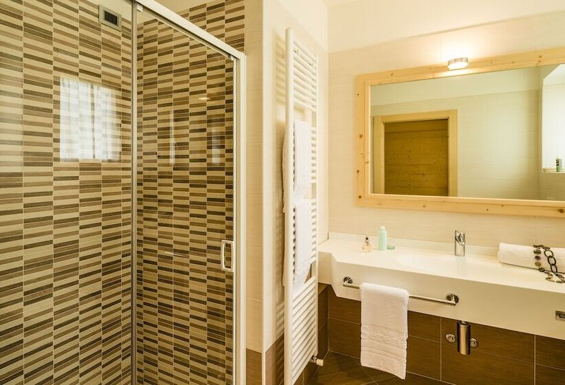 اتاق خانوادگی, Family Hotel Serena