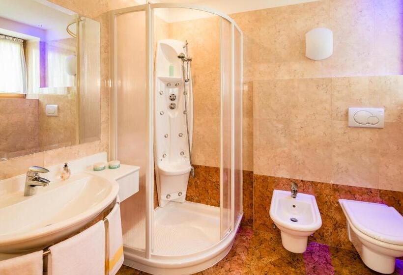 اتاق لوکس با بالکن, Family Hotel Serena
