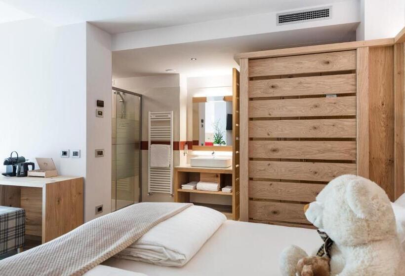 سوئیت جونیور خانوادگی, Family Hotel Serena