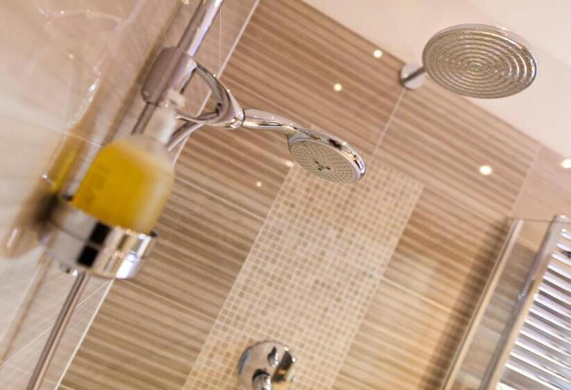 سوئیت جونیور خانوادگی, Family Hotel Serena