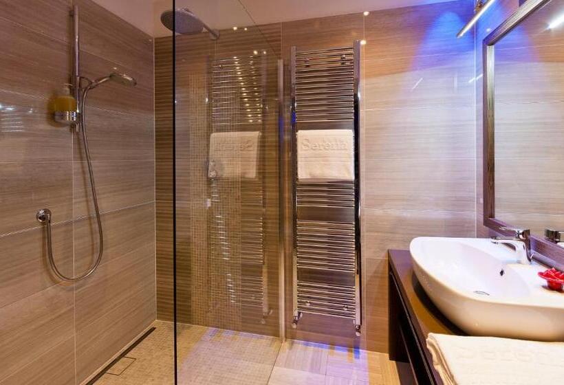 سوئیت جونیور خانوادگی, Family Hotel Serena