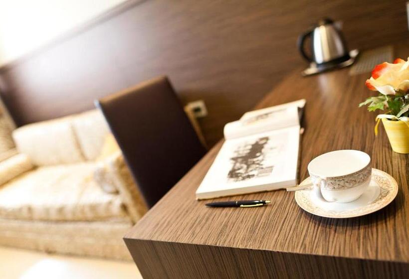سوئیت جونیور خانوادگی, Family Hotel Serena