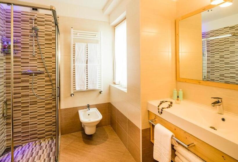 سوییت خانوادگی, Family Hotel Serena