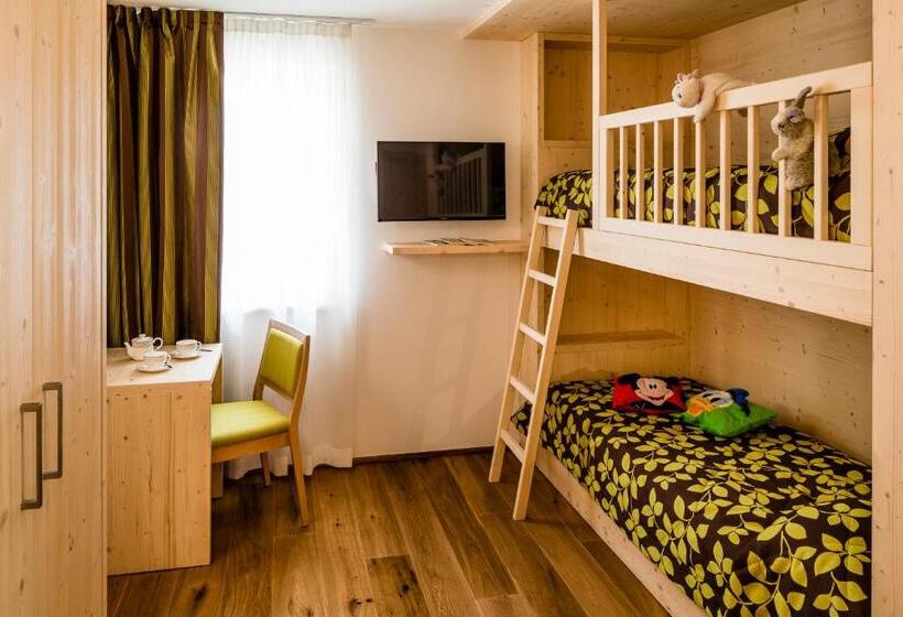 سوییت خانوادگی, Family Hotel Serena