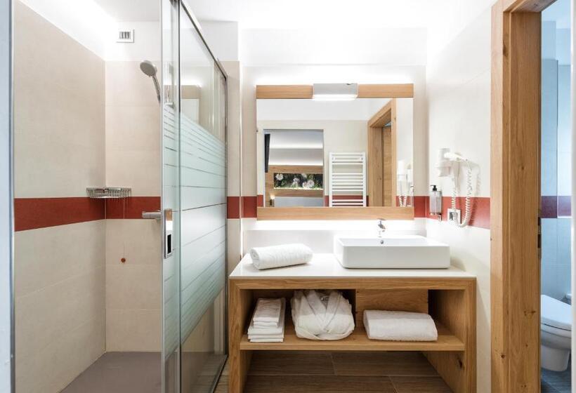 اتاق لوکس سه تخته, Family Hotel Serena
