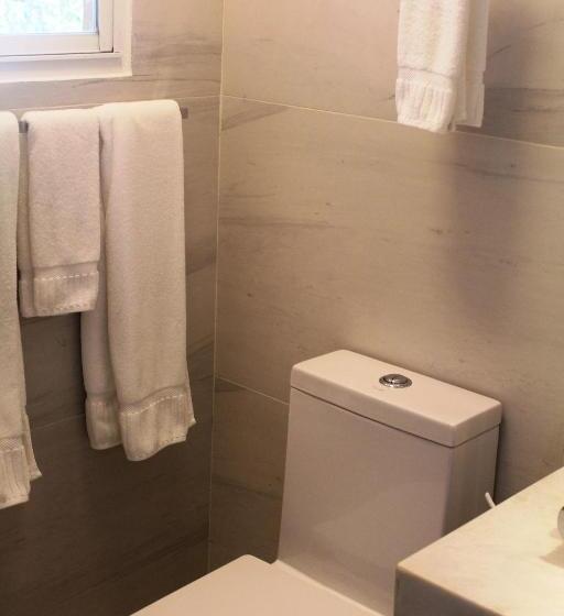 اتاق استاندارد سه نفره, Albrook Inn