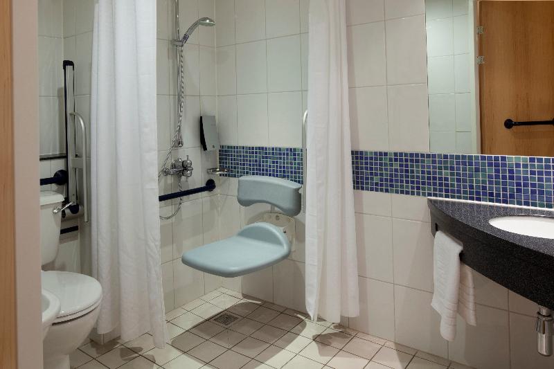اتاق استاندارد برای معلولان, Holiday Inn Express Walsall M6, J10, An Ihg