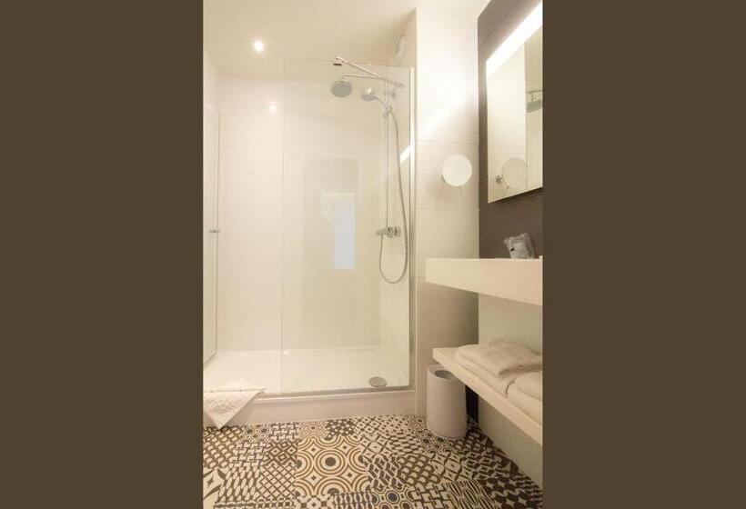 اتاق استاندارد سه نفره, La Regence