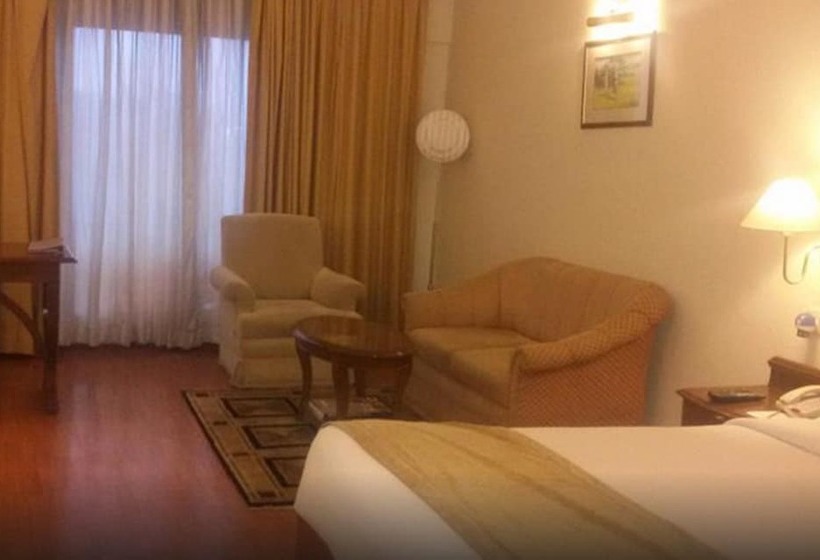 디럭스 룸, Royal Orchid Resort & Convention Centre, Yelahanka Bangalore
