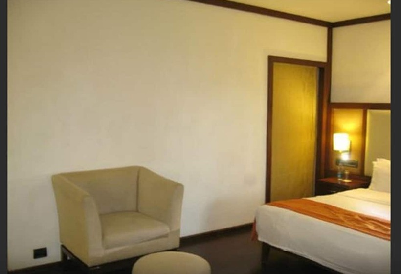 디럭스 룸, Royal Orchid Resort & Convention Centre, Yelahanka Bangalore