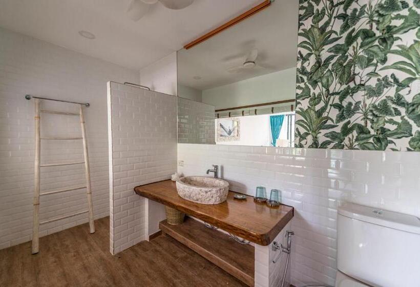 اتاق استاندارد با چشم‌انداز استخر, By The Sea Koh Mak Boutique Guesthouse
