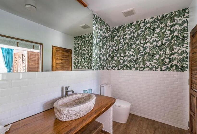 اتاق استاندارد با چشم‌انداز استخر, By The Sea Koh Mak Boutique Guesthouse