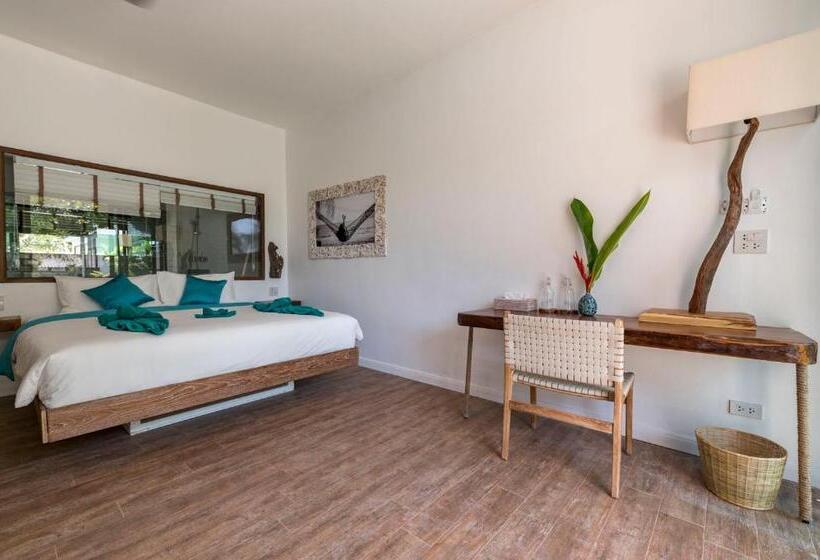 اتاق استاندارد با چشم‌انداز استخر, By The Sea Koh Mak Boutique Guesthouse